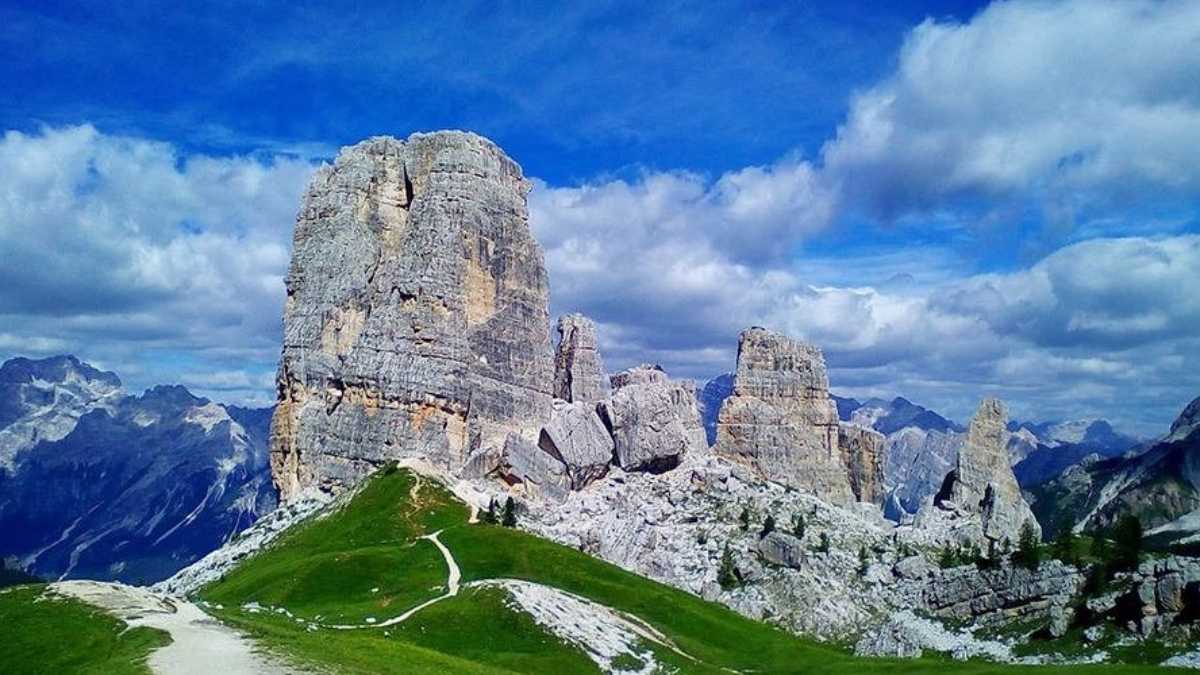 Arrampicare alle Cinque Torri: guida per scalatori a Cortina
